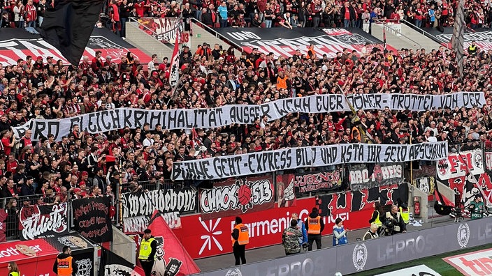 Die Nordkurve in der Bayarena in Leverkusen, dort halten Fans ein Spruchband mit dem Text "Pyro gleich Kriminalität, außer wenn euer Döner-Trottel von der Bühne geht." hoch