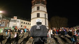 Ein Polizist auf dem Düsseldorfer Burgplatz.