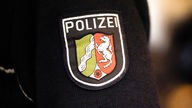 Ein Kölner Polizist im Einsatz (Symbolfoto)
