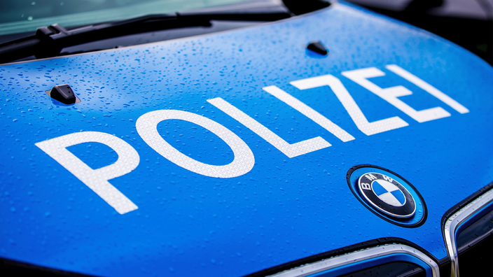 Aufschrift Polizei auf BMW Polizeiauto im Detail