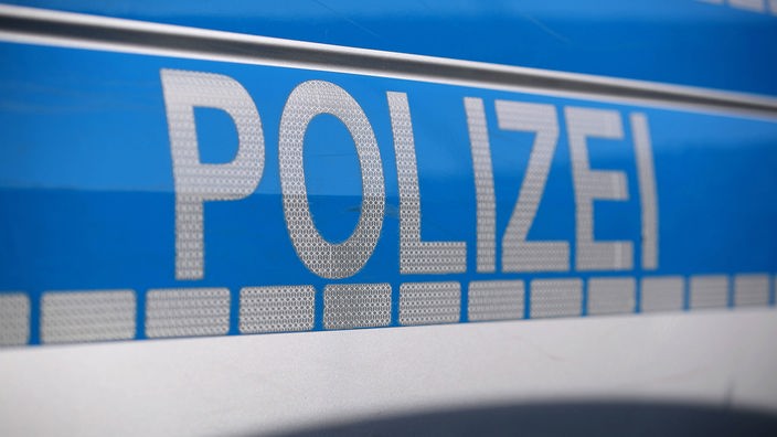 Schriftzug "Polizei" in Nahaufnahme auf einem Einsatzwagen
