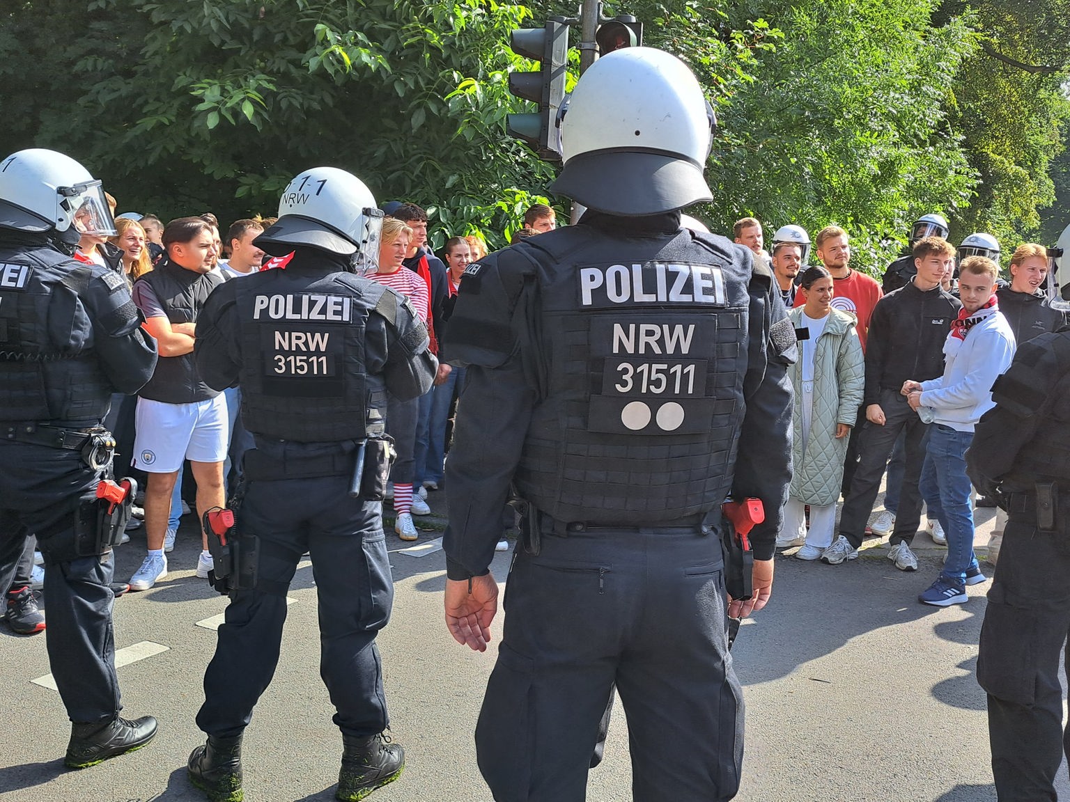 https://www1.wdr.de/nachrichten/rheinland/polizei-training-grosseinsaetze-fussball-em-102~_v-HintergrundL.jpg