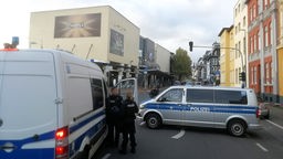 Polizei sperrt den Umkreis vom Siergburger Bahnhof ab.