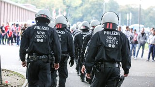 Polizisten im Einsatz vor dem Kölner Stadion
