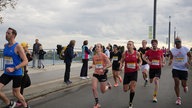 Eine Gruppe Läufer überquert gerade die Bonner Kennedybrücke.