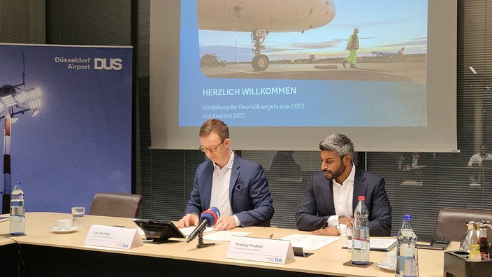 Lars Redeligx (l.) und Pradeep Pinakatt aus der Geschäftsführung des Düsseldorfer Flughafens bei der Verkündung der Geschäftszahlen.