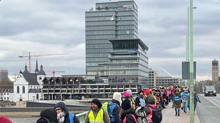 Soziale Träger protestieren in Köln vor der Lanxess-Arena.