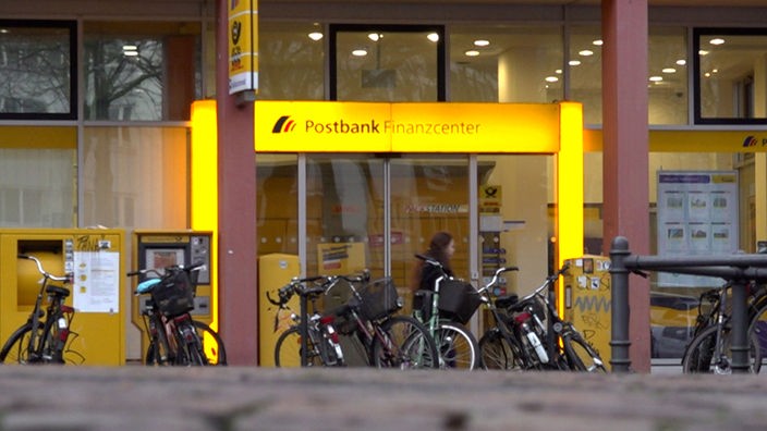 Der Eingangsbereich eines Postbank Finanzcenters in Köln