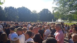 Eine Menschenmenge im Park