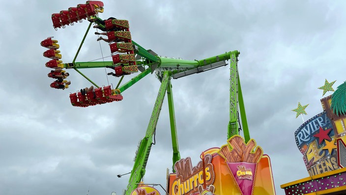 Ein Fahrgeschäft auf einer Kirmes.