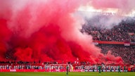 Der Kölner Fan-Block steht in blutrotem Rauch wegen der Pyroshow