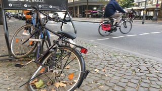 Geparktes Fahrrad mit beschädigten Hinterreifen auf den Kölner Ringen