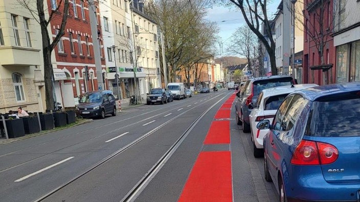 Rot eingefärbter Radweg auf Benderstraße in Düsseldorf-Gerresheim