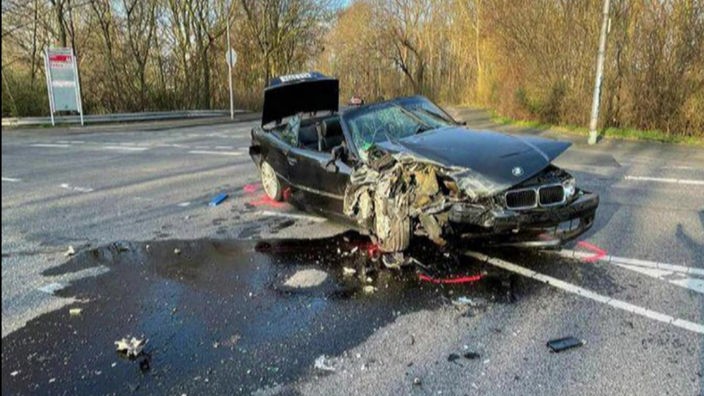 Das Autowrack nach dem Unfall in Lindweiler