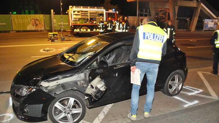 Bei einem illegalen Autorennen in Mönchengladbach hat ein Raser einen Fußgänger getötet