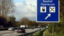 Hinweisschild zum Rasthof "Cloerbruch" auf der Autobahn A52 