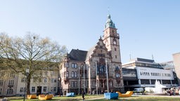 Das Rathaus in Mönchengladbach Rheydt. Der Umbau, die Sanierung und auch Neubauten sind nun auf unbestimmte Zeit verschoben.
