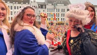 Zu sehen sind Oberbürgermeisterin Katja Dörner und die Wäscherprinzessin, die den Schlüssel zum Rathaus hält.