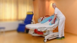 Im St. Marien-Krankenhaus in Ratingen bereitet eine Hebamme die Geburt eines Kindes vor.