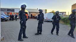 Polizei und Staatsanwaltschaft haben am Dienstagmorgen in Köln, Düsseldorf und Bergisch Gladbach Büros und Privaträume von vier Mietwagenunternehmern durchsucht.