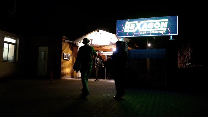 Das Leuchtschild des "Hexagon"-Clubs in der Dunkelheit. 