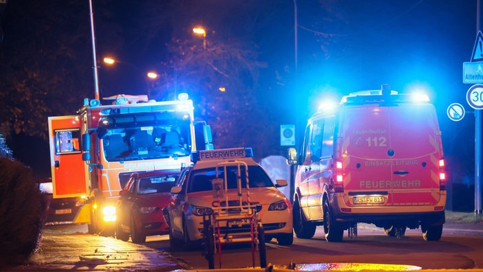 Mehrere Fahrzeuge der Feuerwehr an der Einsatzstelle.