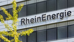 Schriftzug am Verwaltungsgebäude der RheinEnergie AG 