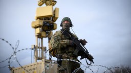 Ein Soldat vor einer Radaranlage 