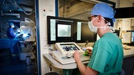 Mediziner steuert Roboter bei Operation