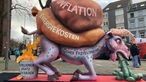 Ein künstlicher Esel steht auf einem Karnevalswagen in Aachen
