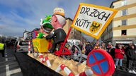 Ein Karnevalswagen beim Rosenmontagszug in Aachen