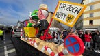 Ein Karnevalswagen beim Rosenmontagszug in Aachen