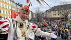 Prinz Guido I. steht auf einem Karnevalswagen in Aachen