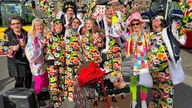 Verkleidete Menschen beim Rosenmontagszug in Eschweiler