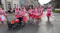 Auf einer Eschweiler Straße gehen einige pink verkleidete Frauen