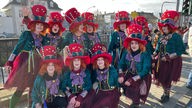 Eine verkleidete Gruppe mit Hüten in Eschweiler