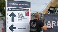 Schilder für den Schienenersatzverkehr am Bahnhof Leverkusen