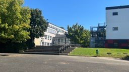 Frontale Ansicht auf das Gebäude und einen Eingang der Gesamtschule in Windeck 