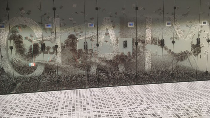 Claix steht an der Wand des Super-Rechners - die Abkürzung für Cluster Aix la Chapelle