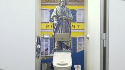 Das Foto zeigt eine Sanifair-Toilette mit einem Bild von Beethoven im Hintergrund. Das Unternehmen hat seine erste Toilettenanlage in einer Innenstadt eröffnet.