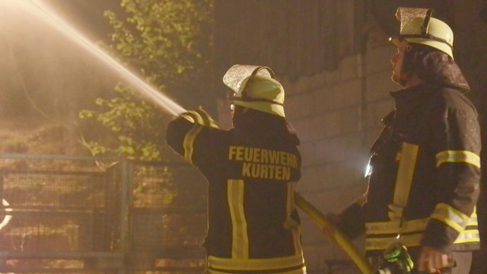 Feuerwehrkräfte im Einsatz, löschen 