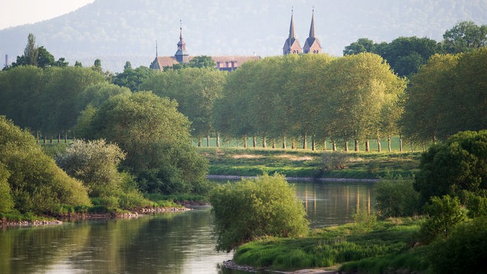 Die Abteikirche des Klosters Corvey und das Karolingische Westwerk mit der Weser