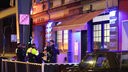 Polizisten untersuchen den Tatort vor eine Gaststätte in Wuppertal-Sonnborn