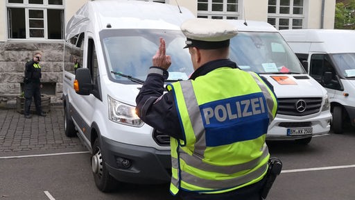 Polizei kontrolliert Schulbus