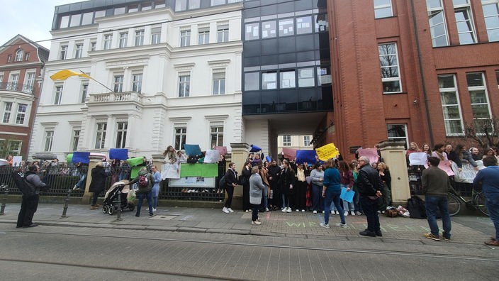 Viele Schülerinnen protestierten mit selbstgebastelten Plakaten vor dem Gymnasium.