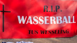 Roter Banner mit Aufschrift "RIP Wasserball TUS Wesseling".