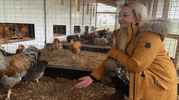 Sonja Hillemacher im Hühnerstall