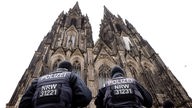 Einsatzkräfte der Polizei stehen vor dem Kölner Dom.