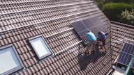 Familie Shepherd aus Glessen bringt Solarplatten auf dem Dach an