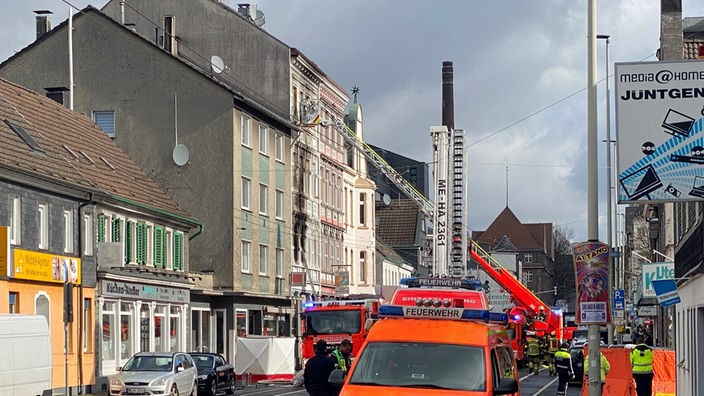 Straße in Solingen-Merscheid: Feuerwehr vor Ort